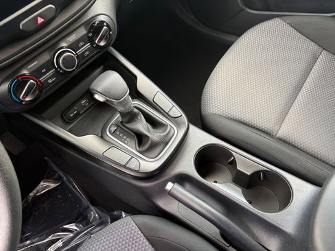 Used 2025 Kia Soul LX w/ LX Technology Package FWD image 39