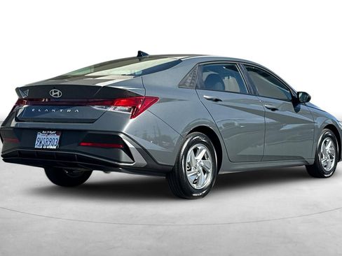 Certified 2026 Hyundai Elantra SE image 8