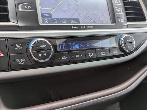 Used 2016 Toyota Highlander XLE FWD image 28