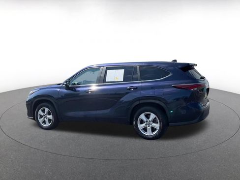 Used 2025 Toyota Highlander LE FWD image 9