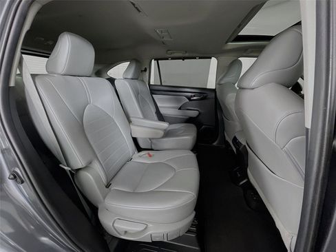 Used 2021 Toyota Highlander XLE image 32