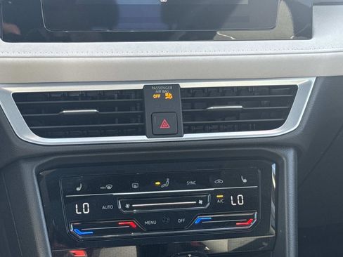 Certified 2025 Volkswagen Taos SE w/ Panoramic Sunroof Package image 12