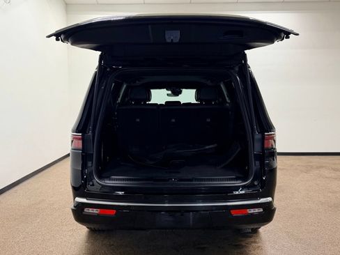Used 2023 Jeep Wagoneer L Series III w/ Flexible Seating Group AWD/4WD image 5