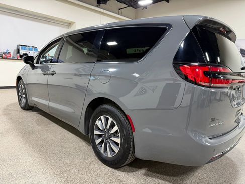Used 2023 Chrysler Pacifica Touring-L FWD image 20