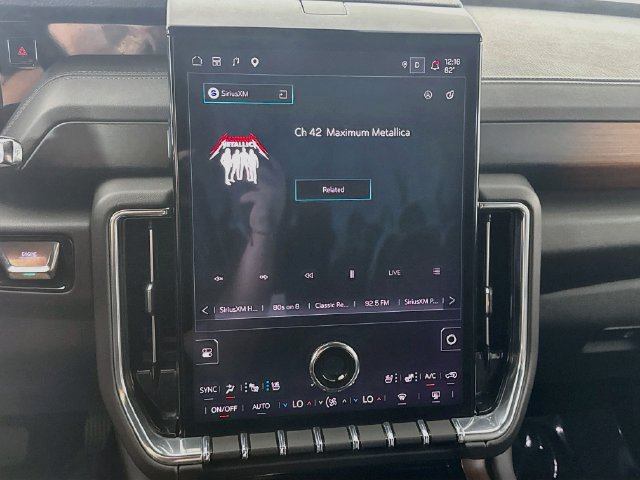 Used 2025 GMC Yukon XL Denali RWD image 17