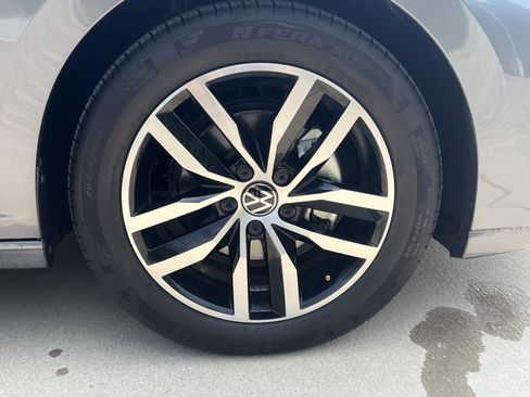 Certified 2025 Volkswagen Jetta SE w/ Sunroof Package FWD image 11