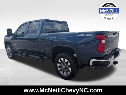 Used 2022 Chevrolet Silverado 2500 LT w/ Convenience Package AWD/4WD image 6