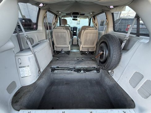 Used 2005 Chrysler Town & Country Touring image 19