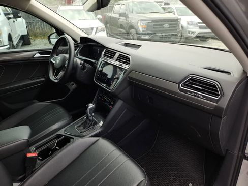 Used 2022 Volkswagen Tiguan SE image 17
