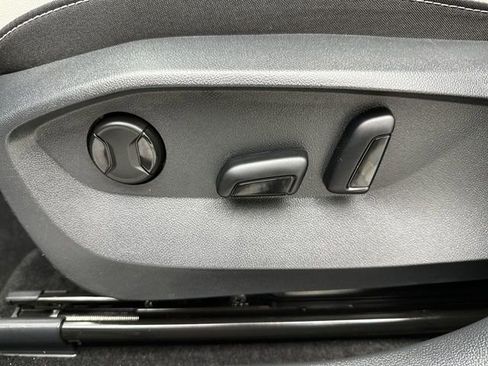 Certified 2025 Volkswagen Taos SE image 14