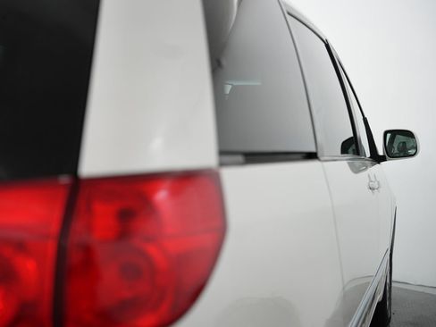 Used 2010 Toyota Sienna XLE Limited image 60