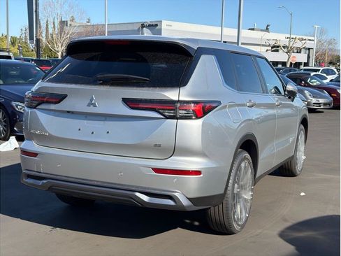 New 2026 Mitsubishi Outlander SE FWD image 5