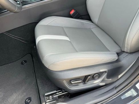 Used 2025 Toyota Camry SE w/ Convenience Package image 13