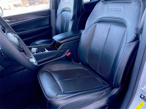 Used 2024 Jeep Grand Cherokee Overland image 11