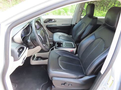 Used 2024 Chrysler Pacifica Touring-L FWD image 25