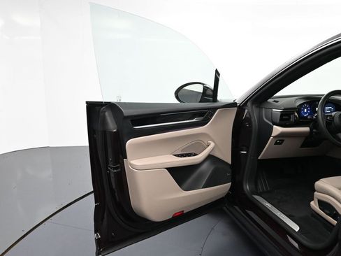 Used 2025 Porsche Macan 4 Electric image 15