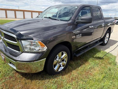 Used 2018 RAM 1500 Classic SLT AWD/4WD image 2