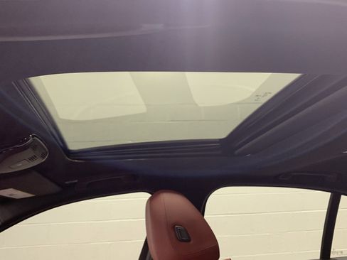 Used 2025 BMW 330i Sedan w/ Convenience Package image 11