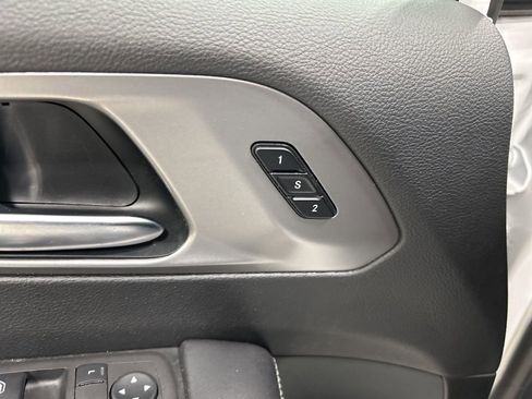 Used 2025 Chrysler Pacifica Select FWD image 16