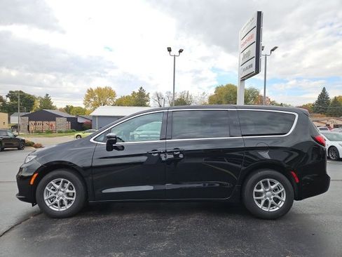 New 2026 Chrysler Pacifica Select image 5