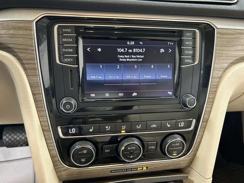 Used 2017 Volkswagen Passat 1.8T SE FWD image 14