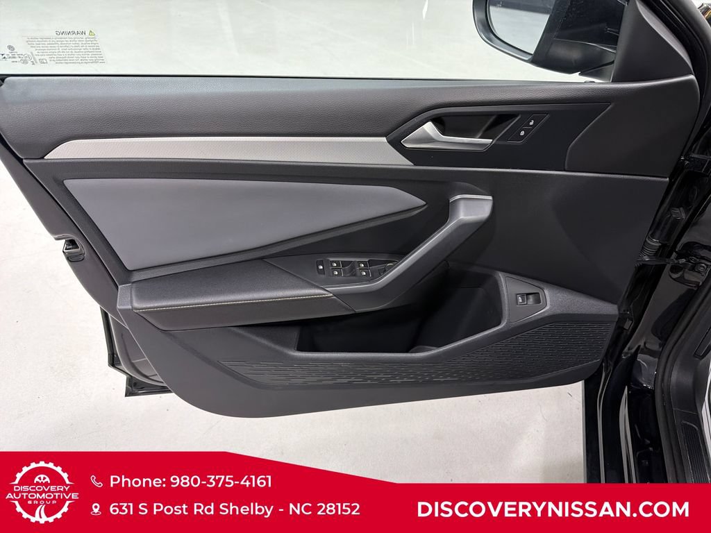 Used 2025 Volkswagen Jetta SE FWD image 10