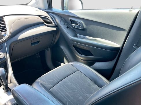 Used 2022 Chevrolet Trax LT w/ LT Convenience Package FWD image 21