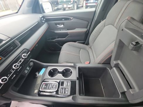Used 2025 Honda Pilot Sport image 25