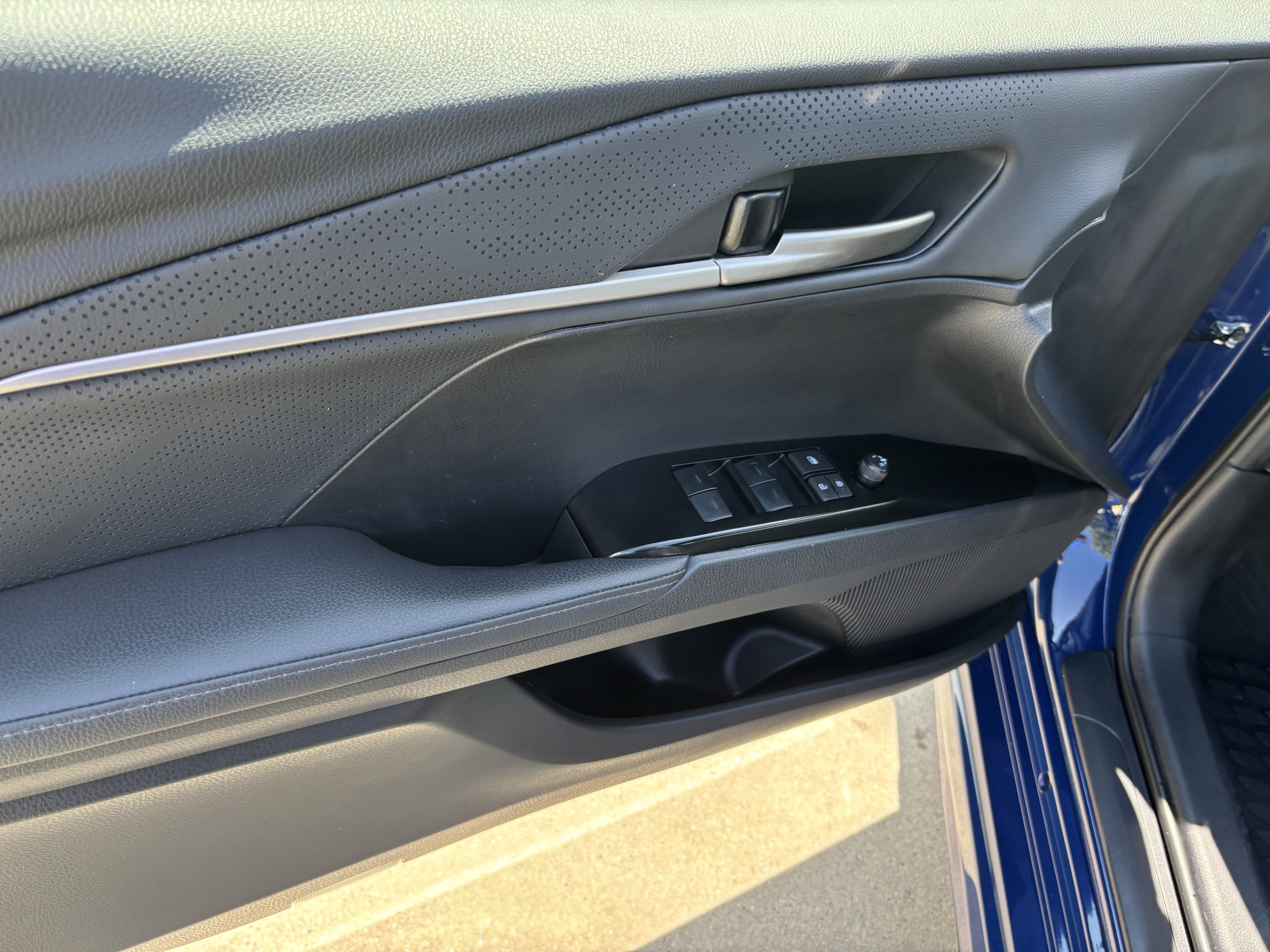 Used 2025 Toyota Camry XSE FWD image 14