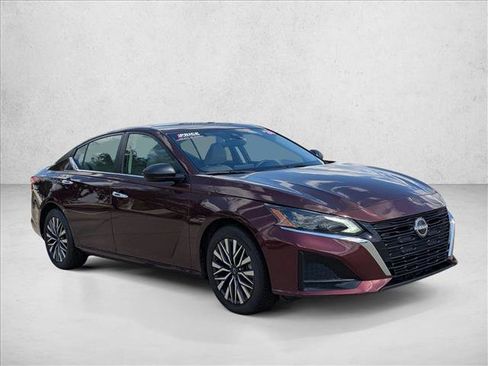 Used 2024 Nissan Altima 2.5 SV image 3
