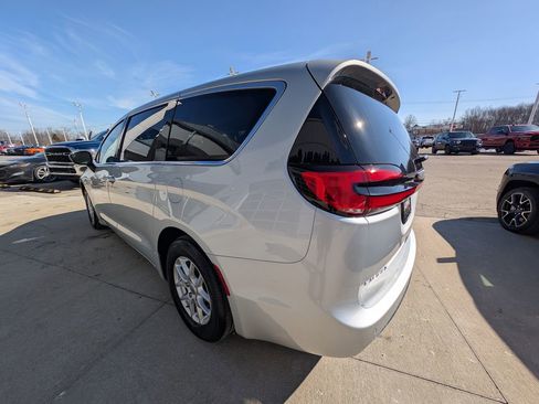 Used 2024 Chrysler Pacifica Touring-L image 6