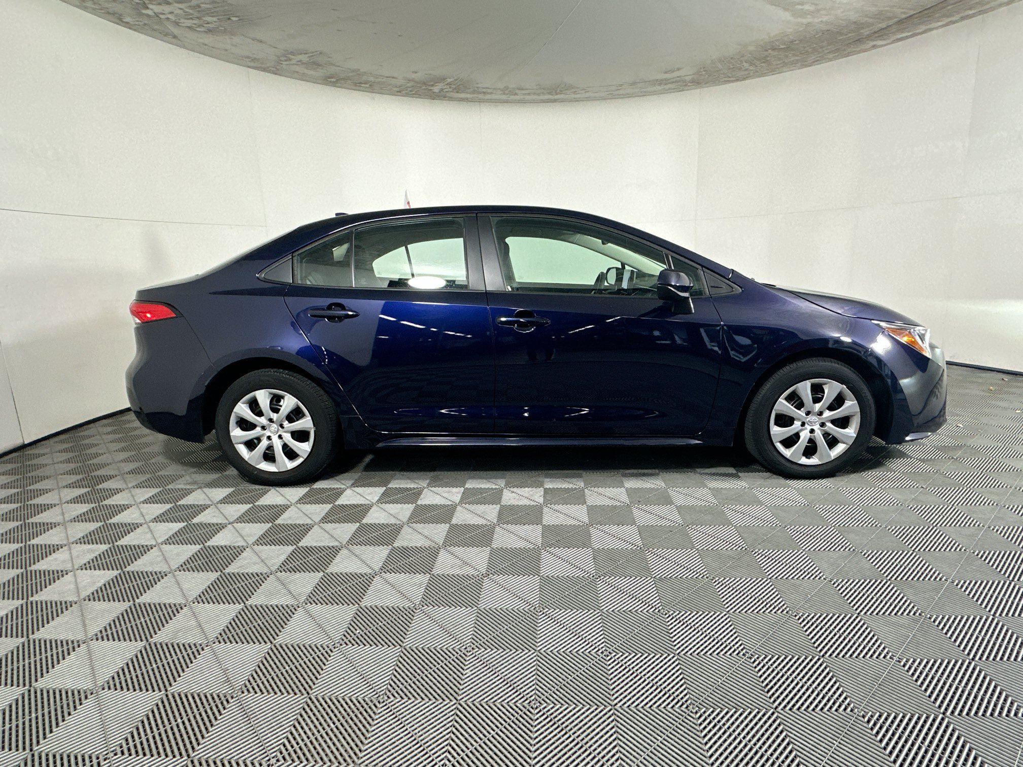 Used 2023 Toyota Corolla LE FWD image 2