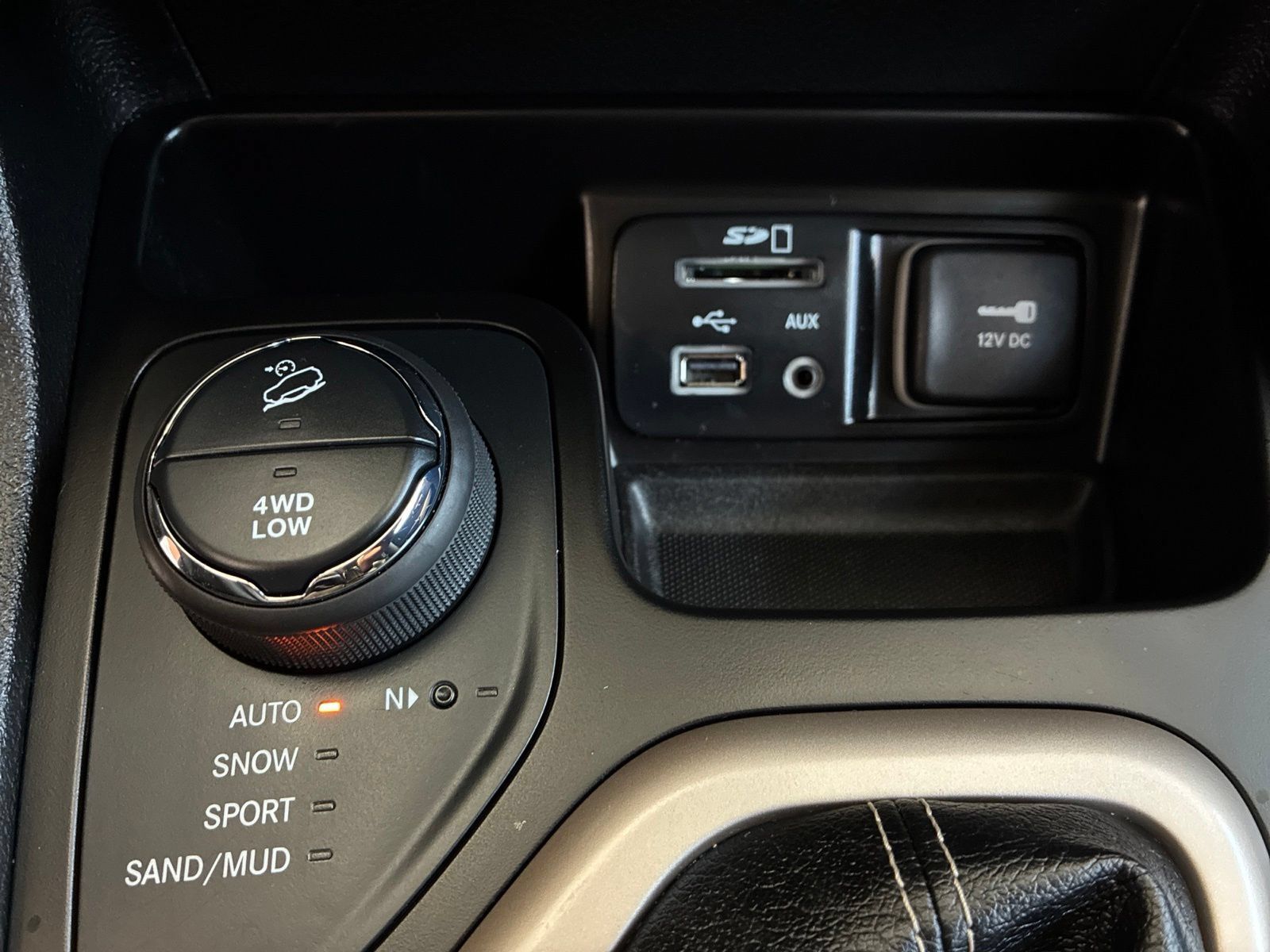 Used 2017 Jeep Cherokee Limited AWD/4WD image 24