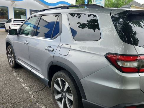 Used 2024 Honda Pilot Touring image 3
