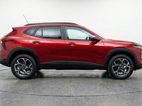 Used 2025 Chevrolet Trax LT FWD image 11