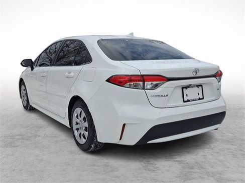 Used 2022 Toyota Corolla LE image 4