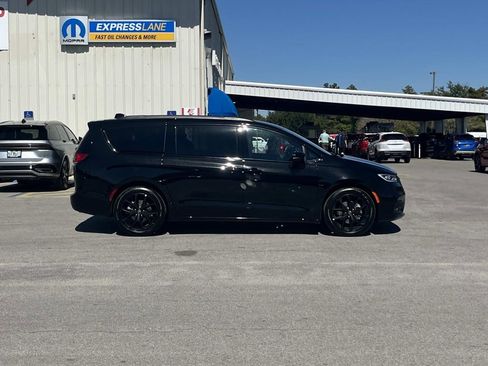 New 2026 Chrysler Pacifica Select w/ S Appearance Package image 6