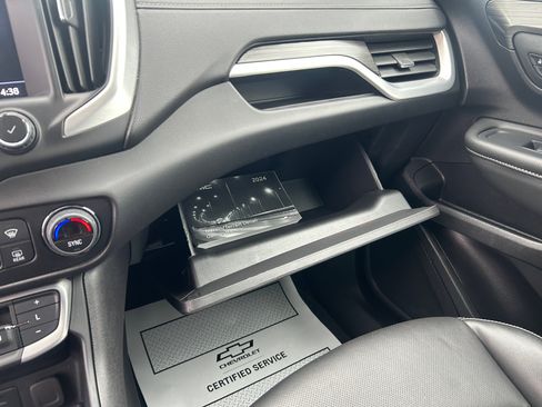 Used 2024 GMC Terrain SLT image 28