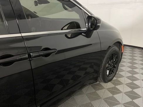 Used 2022 Chrysler Pacifica Touring-L image 9