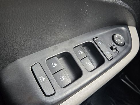 Certified 2022 Hyundai Venue SEL image 28