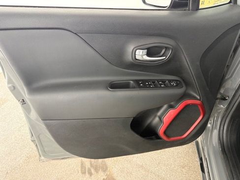 Used 2022 Jeep Renegade Trailhawk image 8