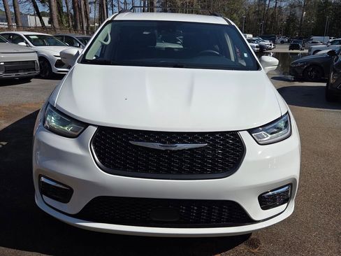 Used 2022 Chrysler Pacifica Touring-L image 2
