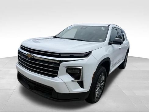 Used 2026 Chevrolet Traverse LT w/ Driver Confidence Package FWD image 3