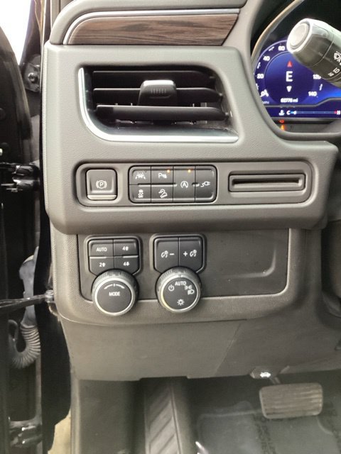 Used 2022 Chevrolet Suburban Z71 AWD/4WD image 12