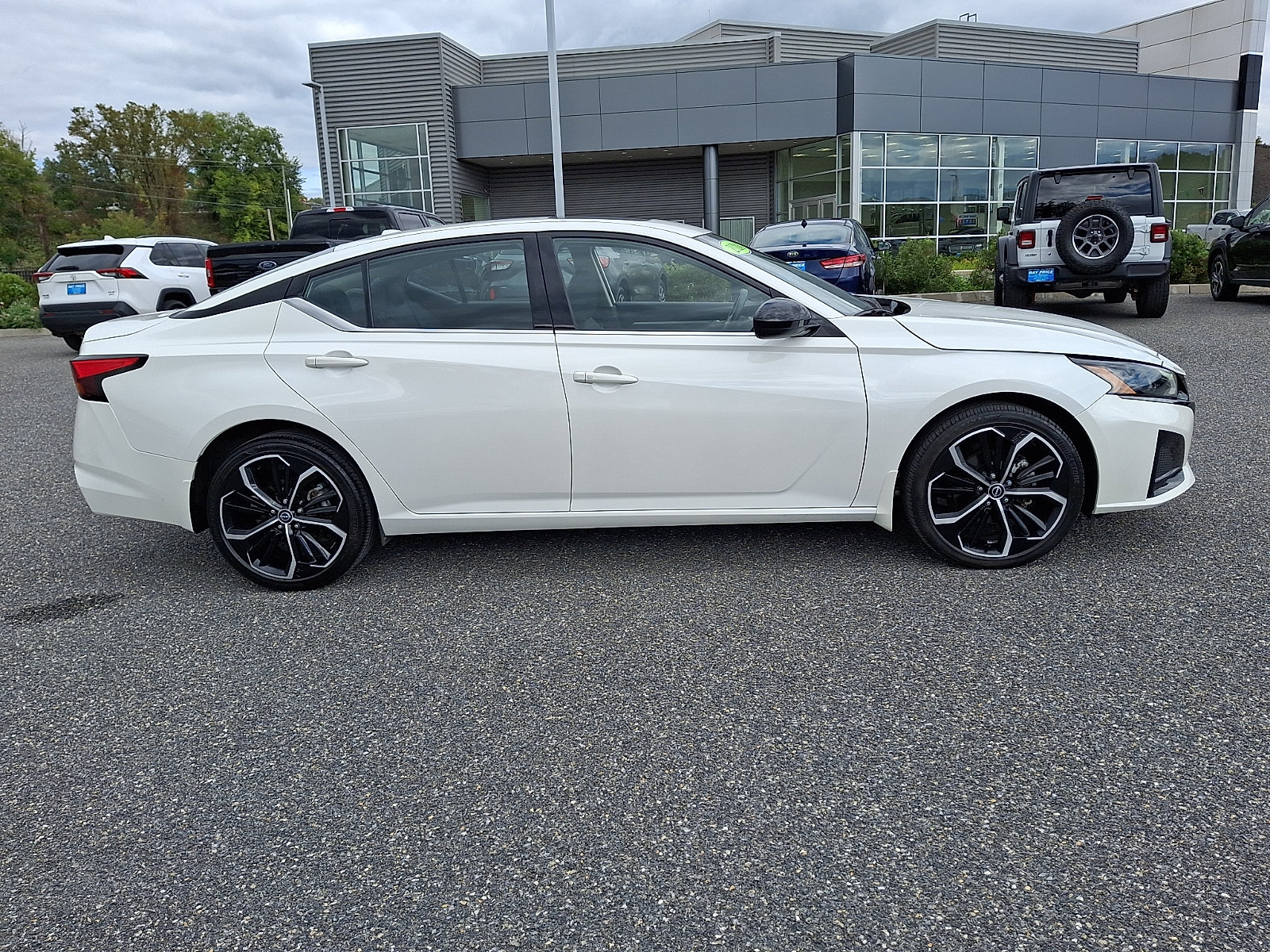 Used 2024 Nissan Altima 2.5 SR w/ SR Premium Package AWD/4WD image 8
