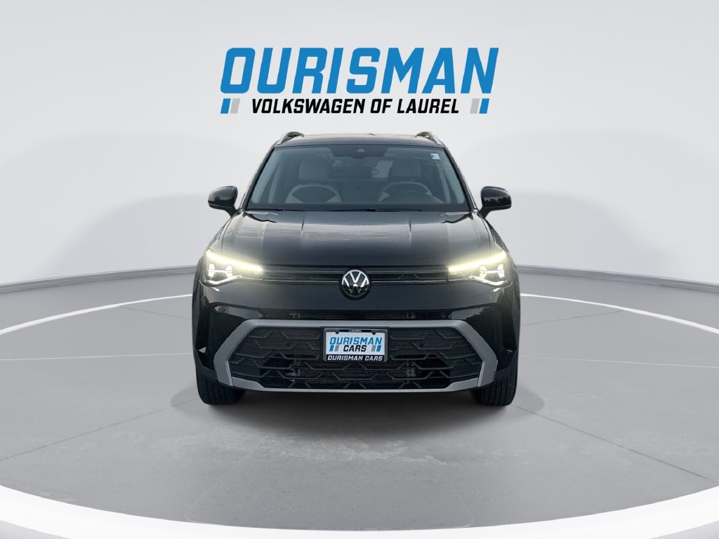 Used 2025 Volkswagen Taos SE w/ Panoramic Sunroof Package AWD/4WD image 3