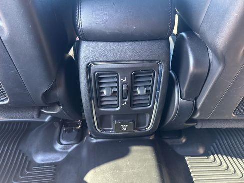 Certified 2022 Jeep Grand Cherokee Laredo X image 22