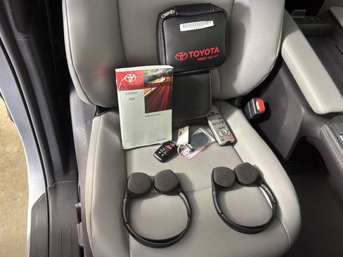 Used 2025 Toyota Sienna XLE w/ XLE Plus Package FWD image 24