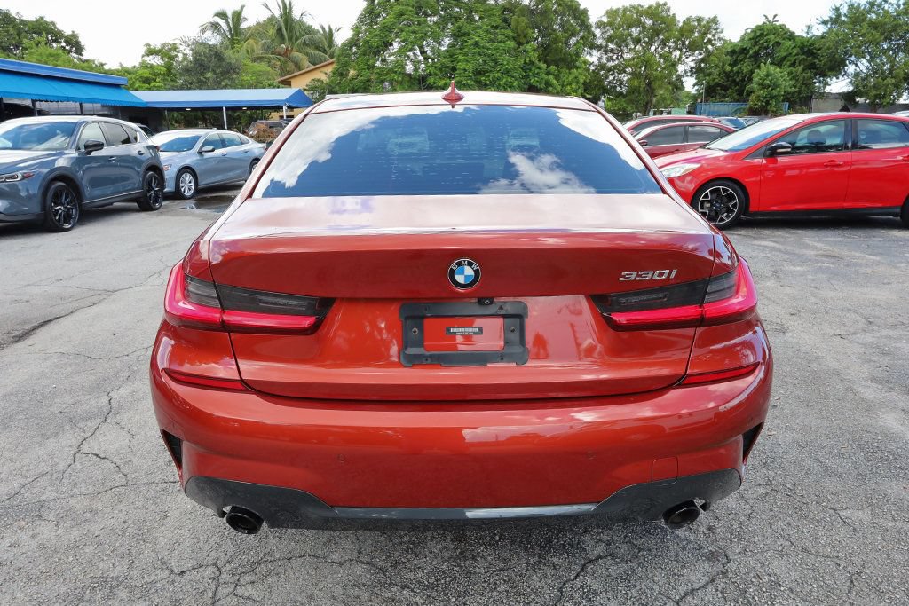 Used 2021 BMW 330i Sedan w/ M Sport Package RWD image 9