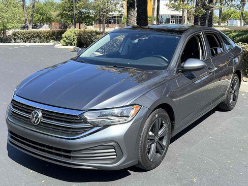 Used 2023 Volkswagen Jetta SE w/ Panoramic Sunroof Package FWD image 9